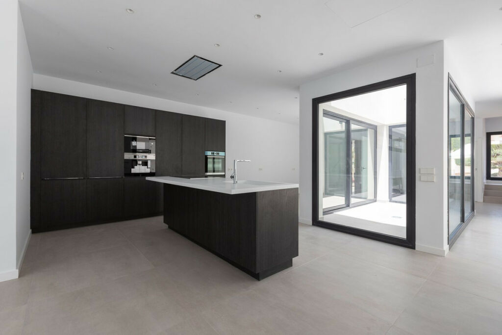 Detached Villa Elviria Málaga - image 6
