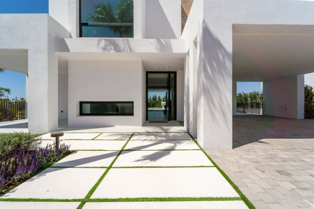 Detached Villa Nueva Andalucía Málaga - image 6