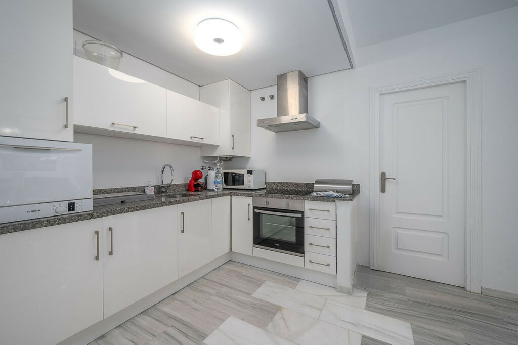 Middle Floor Apartment La Cala Málaga - image 6