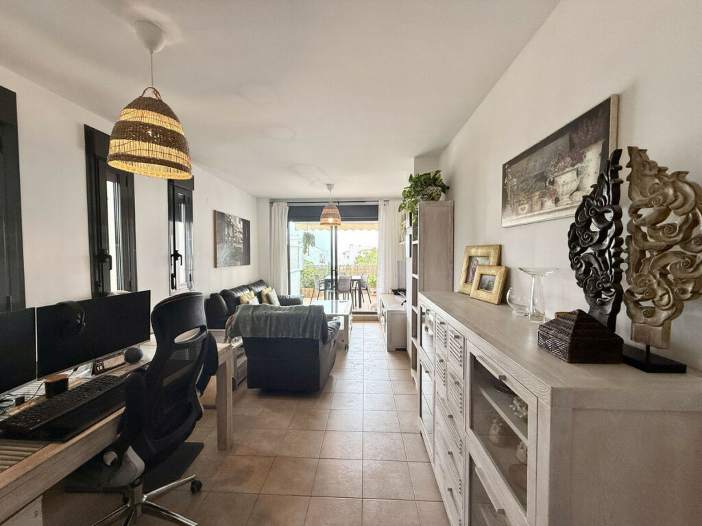 Middle Floor Apartment La Cala Málaga - image 6