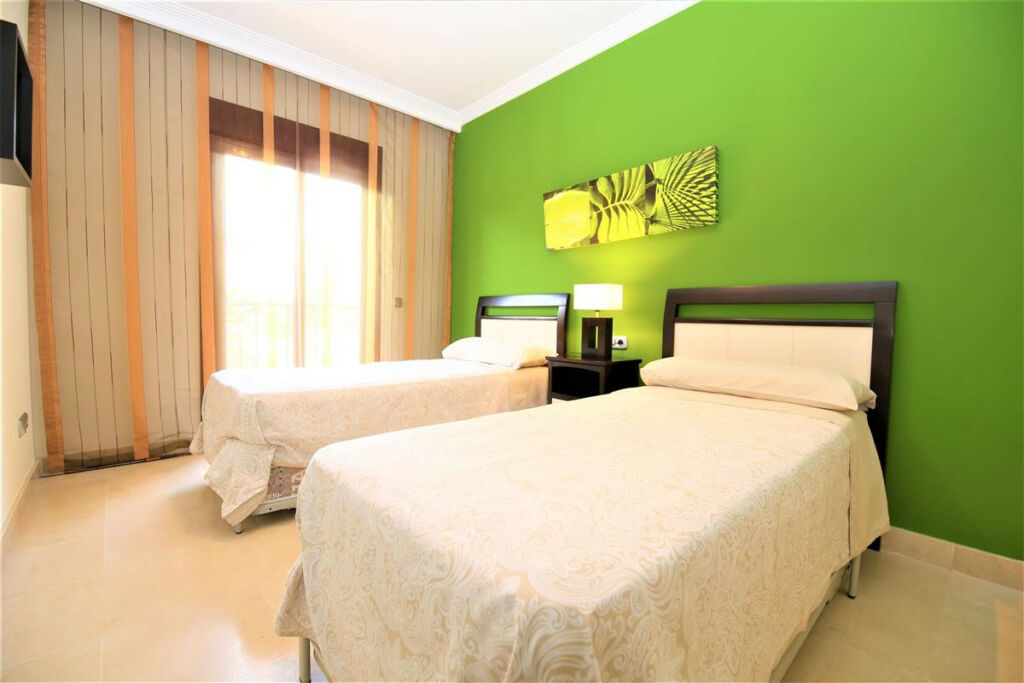 Middle Floor Apartment Estepona Málaga - image 6