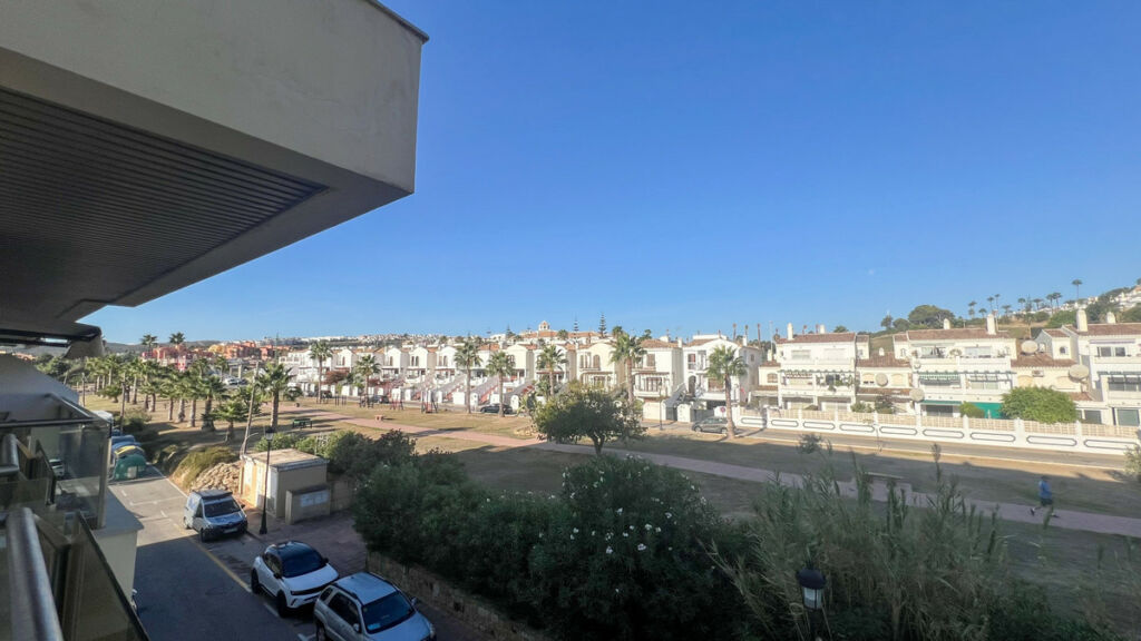 Middle Floor Apartment La Duquesa Málaga - image 6