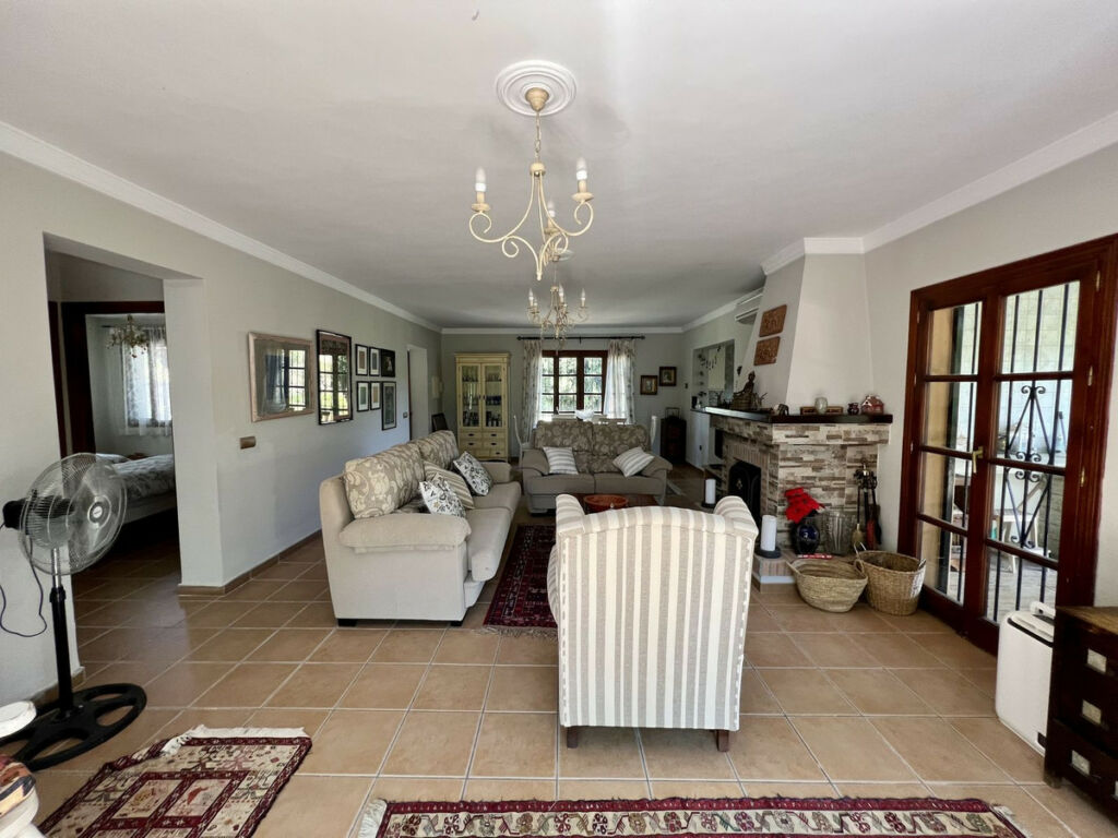 Detached Villa Estepona Málaga - image 7