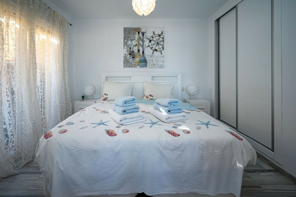 Middle Floor Apartment La Cala Málaga - image 7