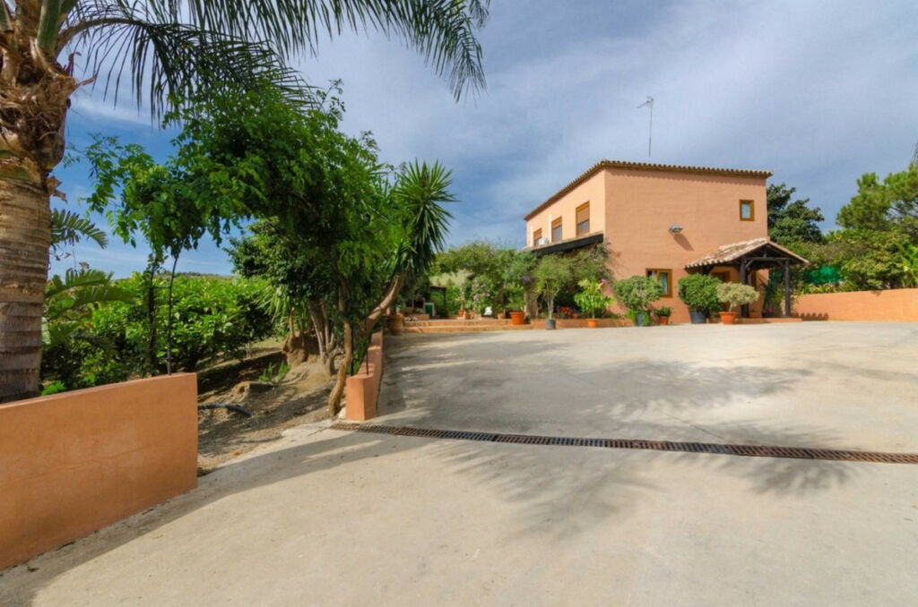 Detached Villa Estepona Málaga - image 7