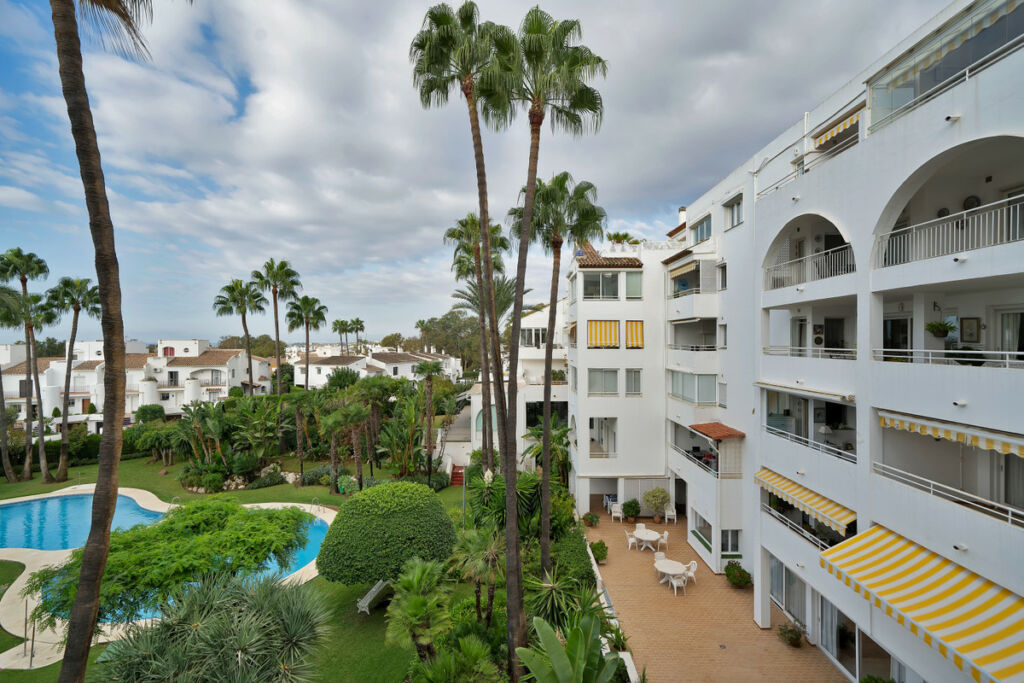 Middle Floor Apartment Estepona Málaga - image 7