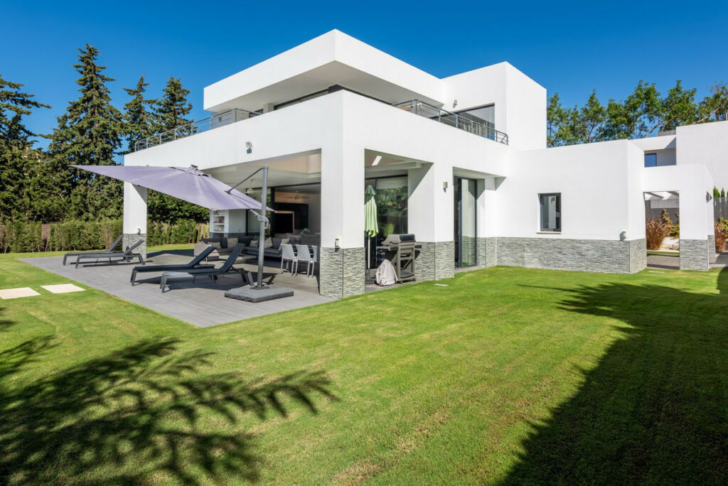 Detached Villa New Golden Mile Málaga - image 7