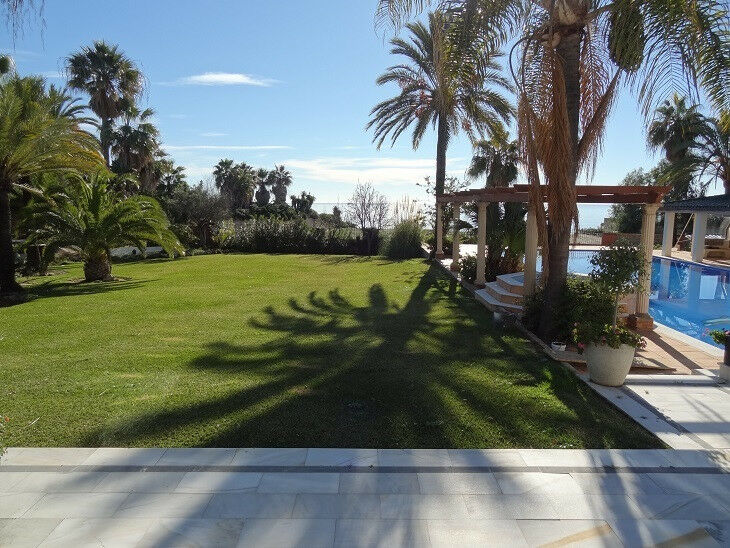 Detached Villa Estepona Málaga - image 7