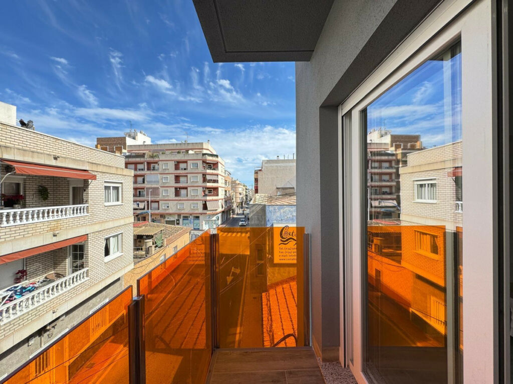Middle Floor Apartment Torrevieja Alicante - image 7
