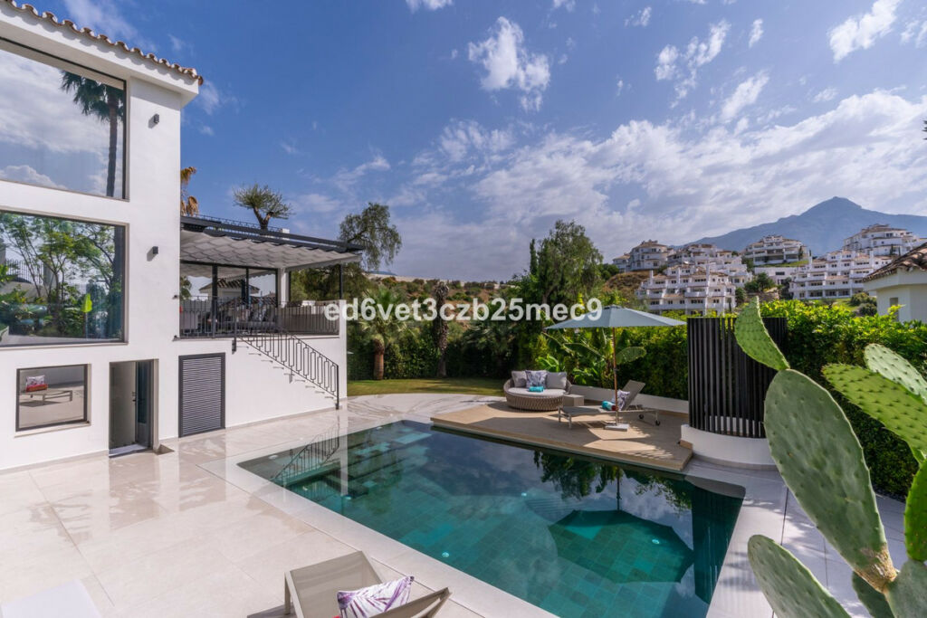 Detached Villa Nueva Andalucía Málaga - image 7