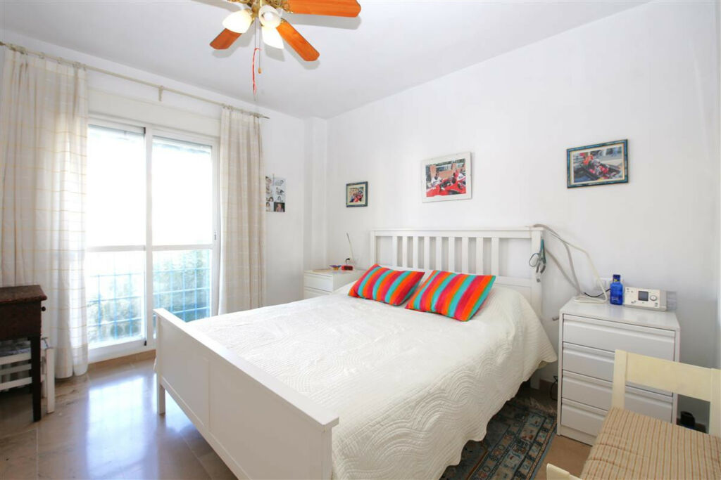 Middle Floor Apartment Estepona Málaga - image 7