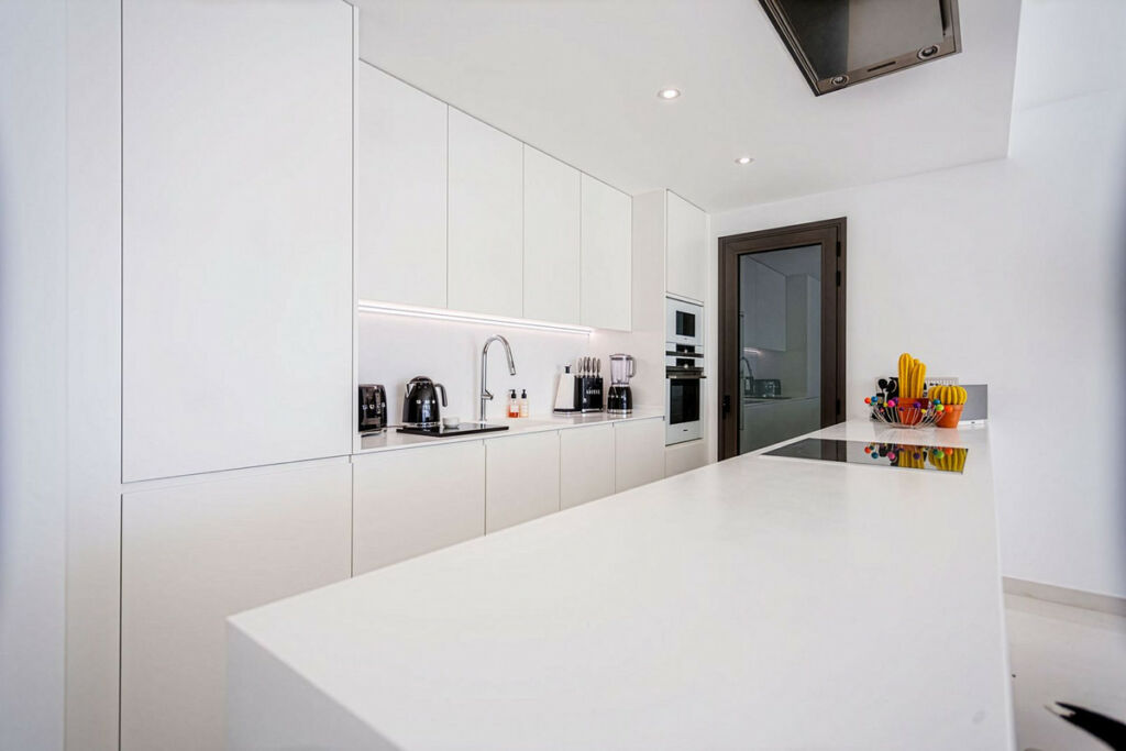 Middle Floor Apartment Estepona Málaga - image 3