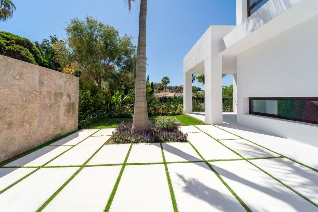 Detached Villa Nueva Andalucía Málaga - image 7