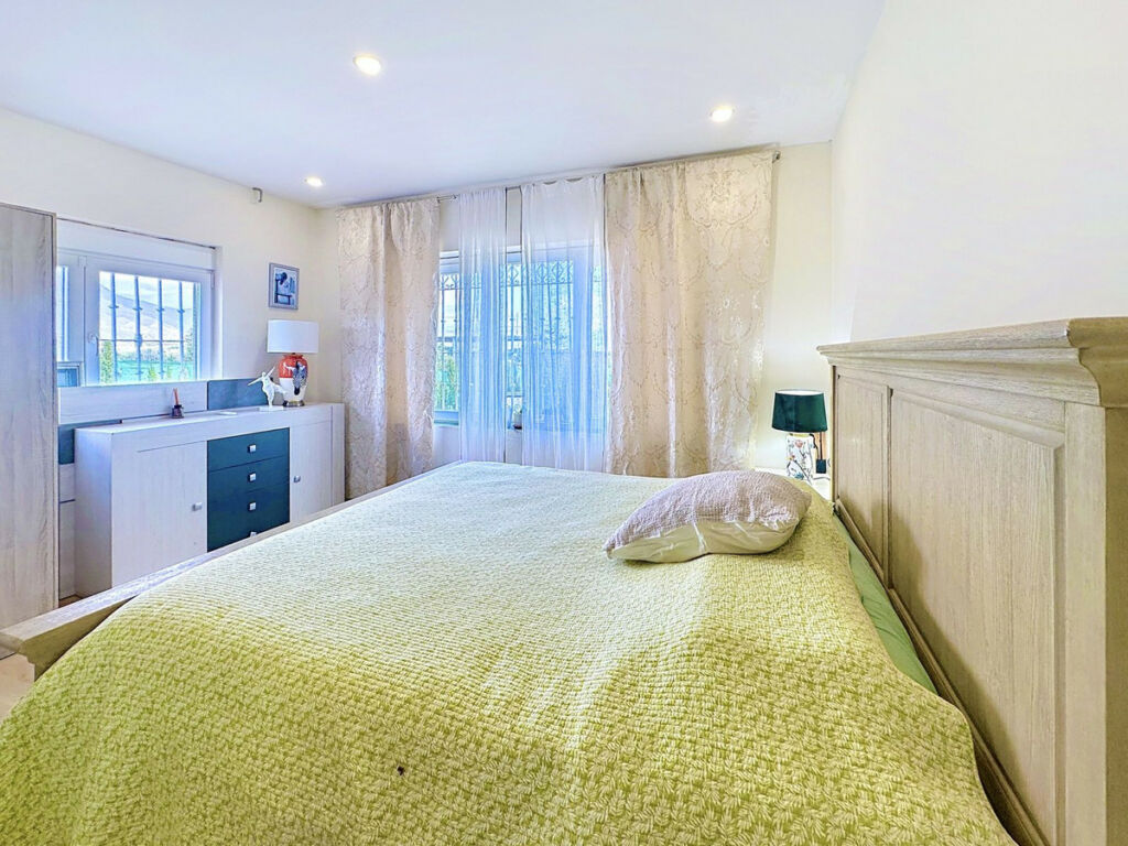 Detached Villa Estepona Málaga - image 7