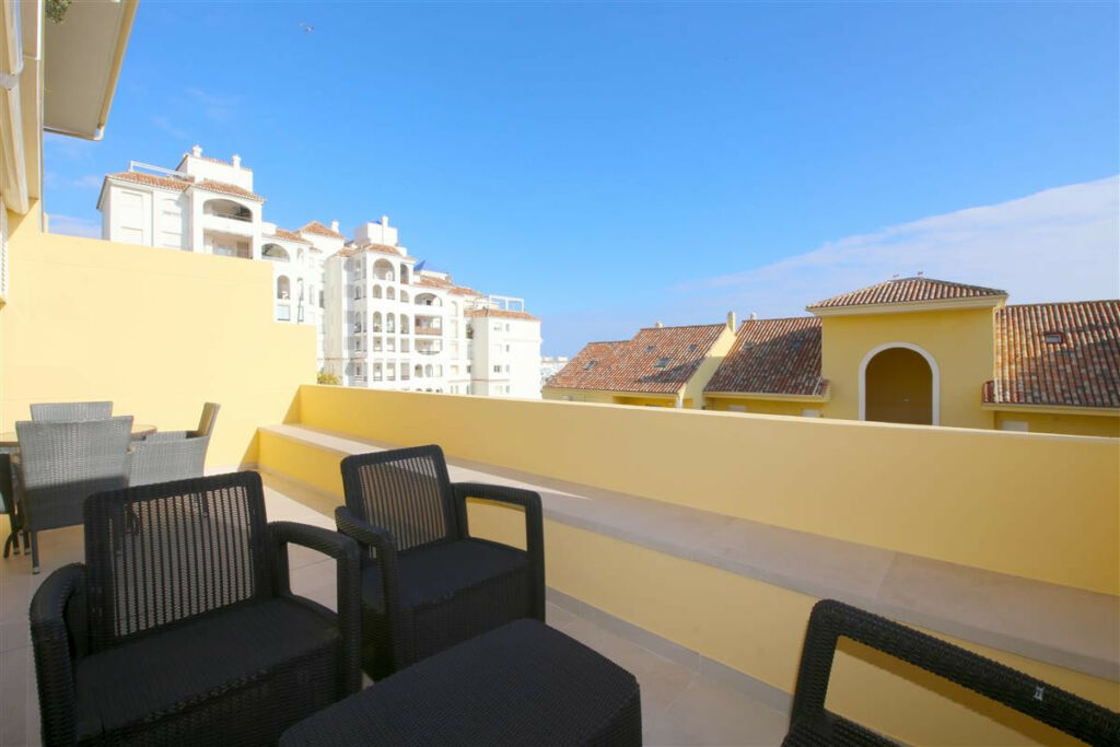 Middle Floor Apartment Estepona Málaga - image 7