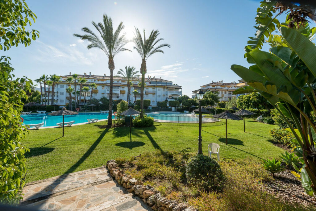 Middle Floor Apartment Nueva Andalucía Málaga - image 7