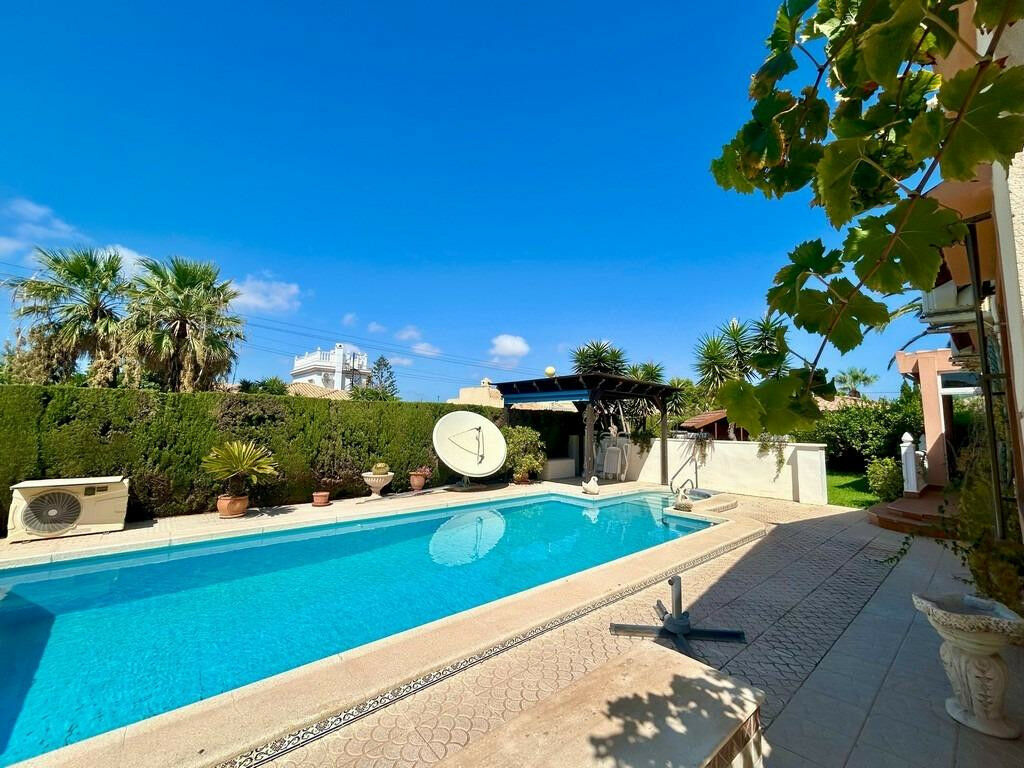 Detached Villa Cabo Roig Alicante - image 7