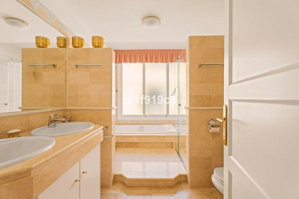 Middle Floor Apartment Elviria Málaga - image 8