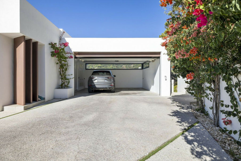 Detached Villa El Madroñal Málaga - image 8