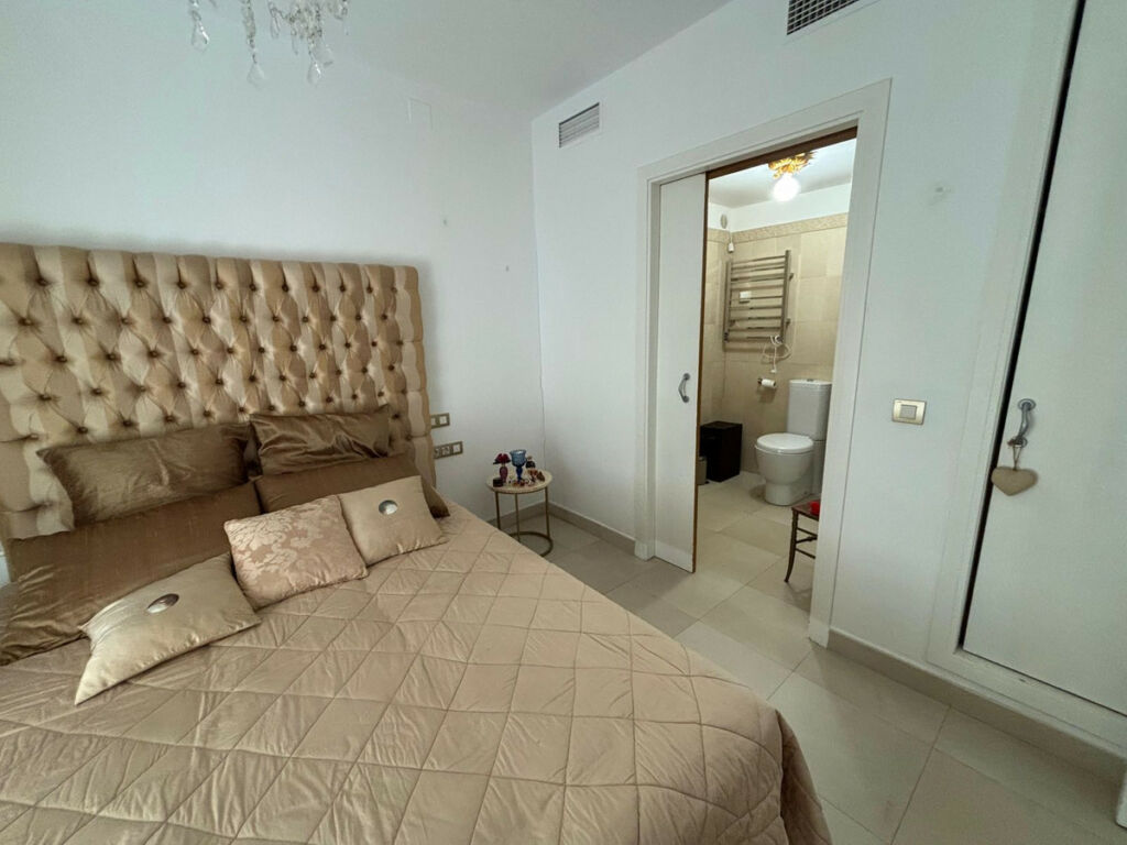 Middle Floor Apartment Benalmadena Málaga - image 8