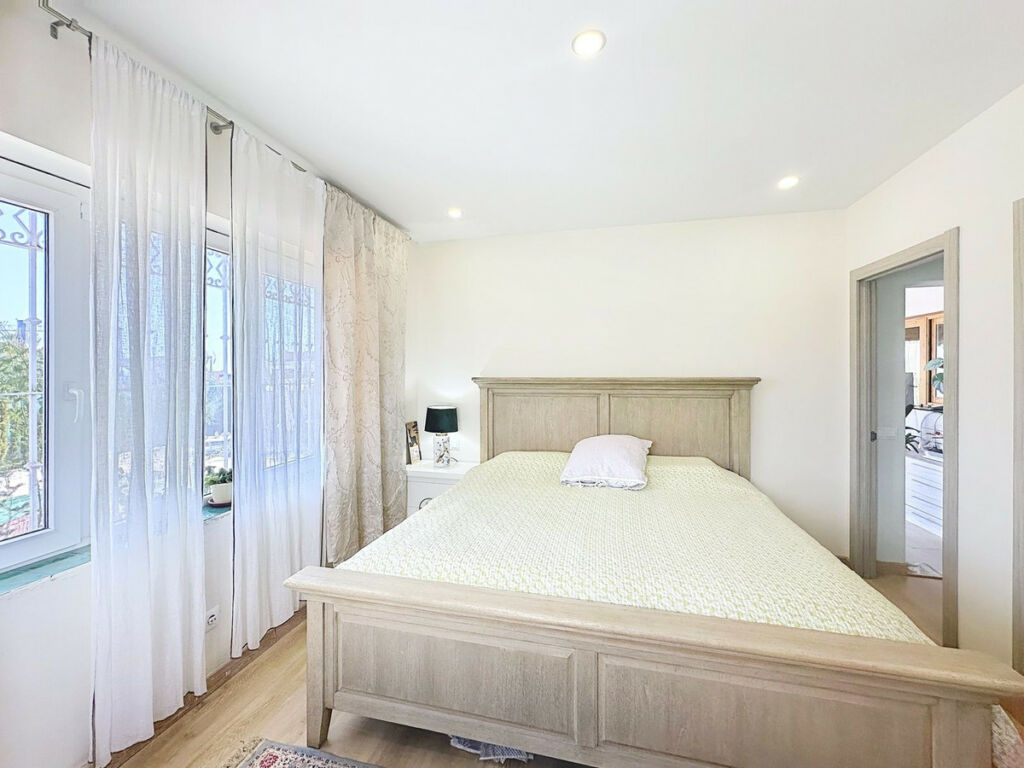 Detached Villa Estepona Málaga - image 8