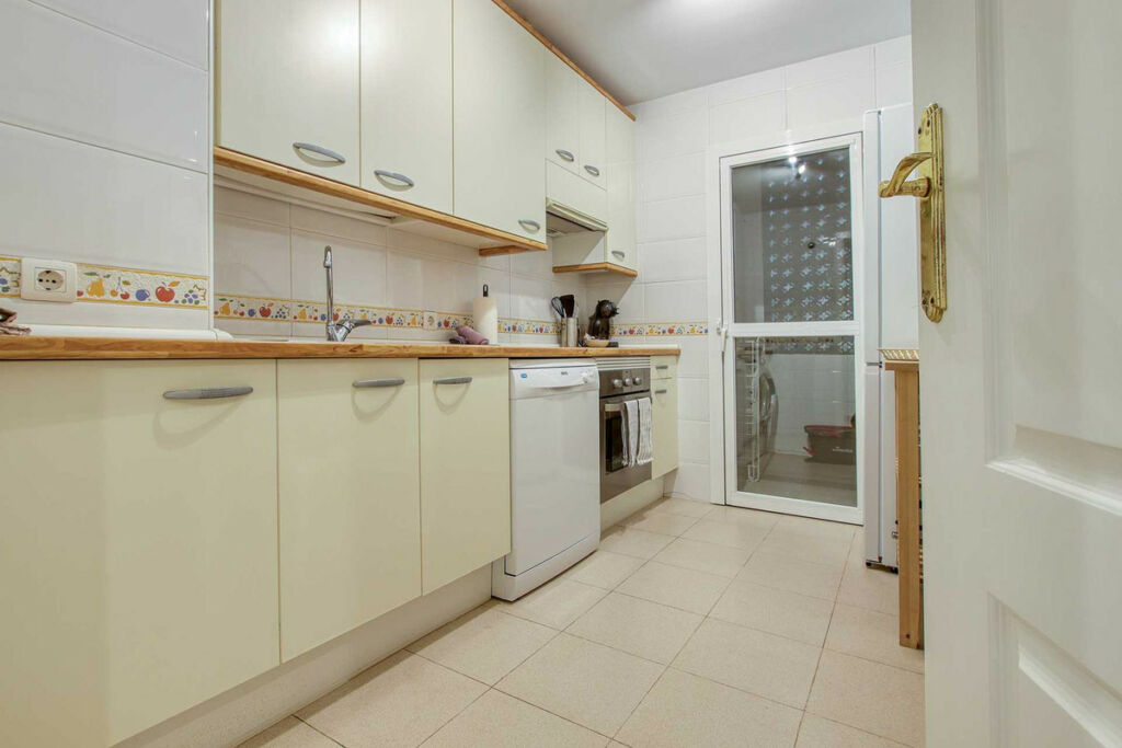 Middle Floor Apartment Calahonda Málaga - image 8