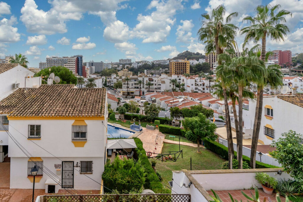 Middle Floor Apartment Benalmadena Málaga - image 8