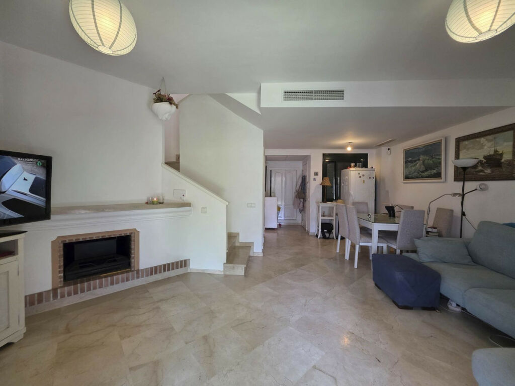 Townhouse La Duquesa Málaga - image 8