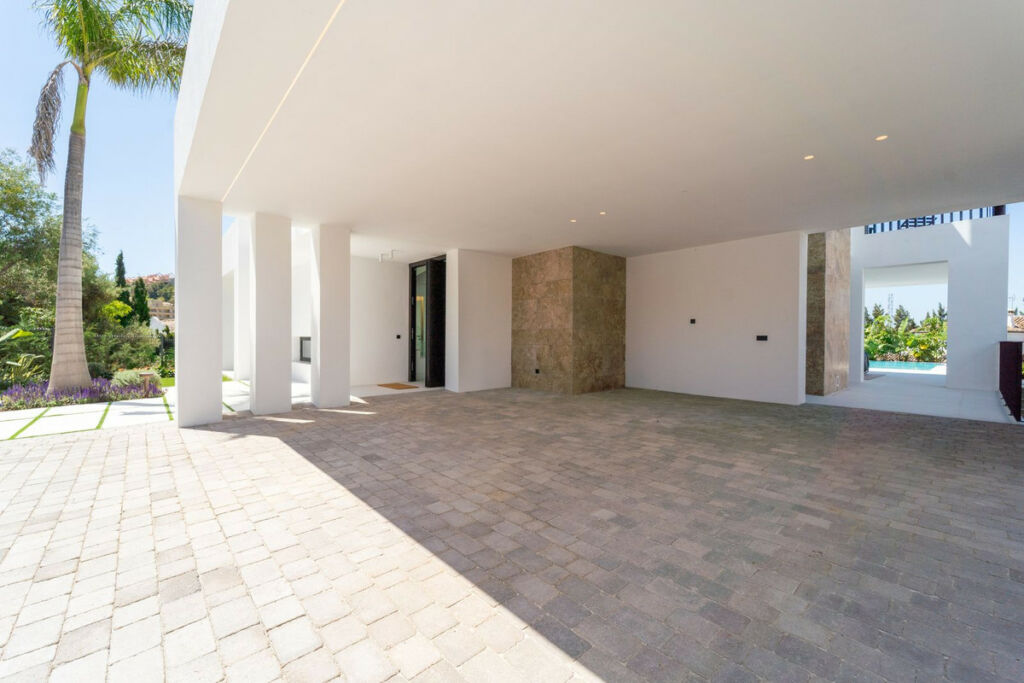 Detached Villa Nueva Andalucía Málaga - image 8