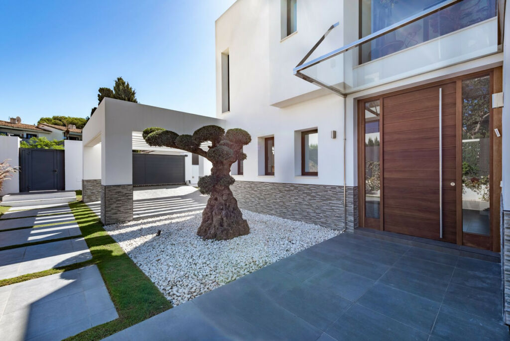 Detached Villa New Golden Mile Málaga - image 8
