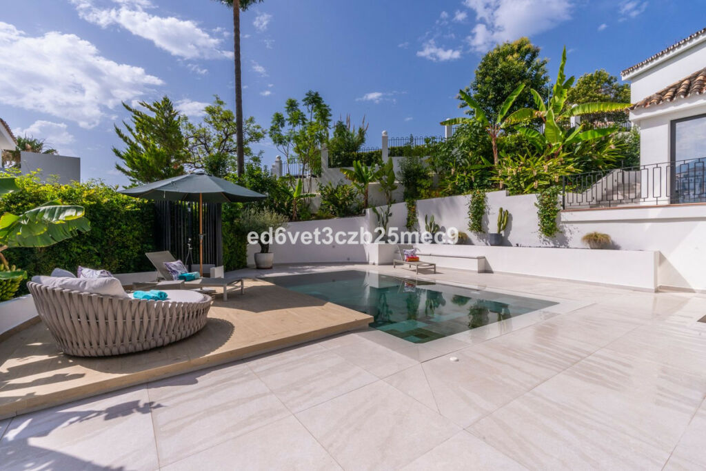 Detached Villa Nueva Andalucía Málaga - image 8