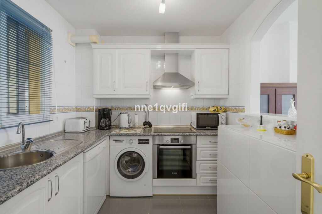 Middle Floor Apartment Calahonda Málaga - image 8