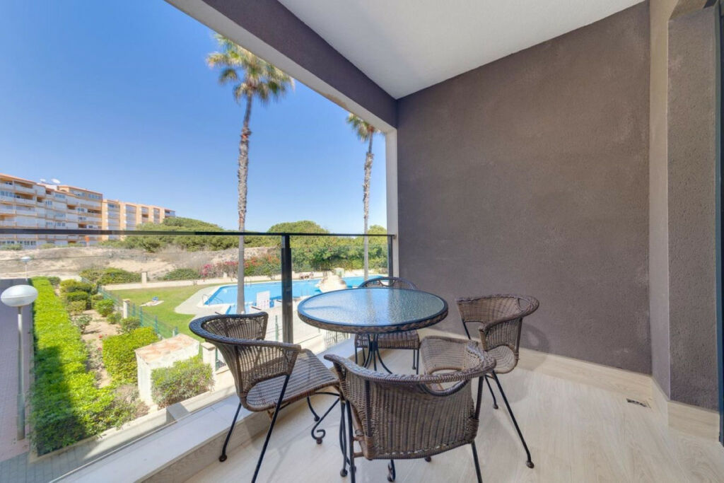 Middle Floor Apartment Torrevieja Alicante - image 8
