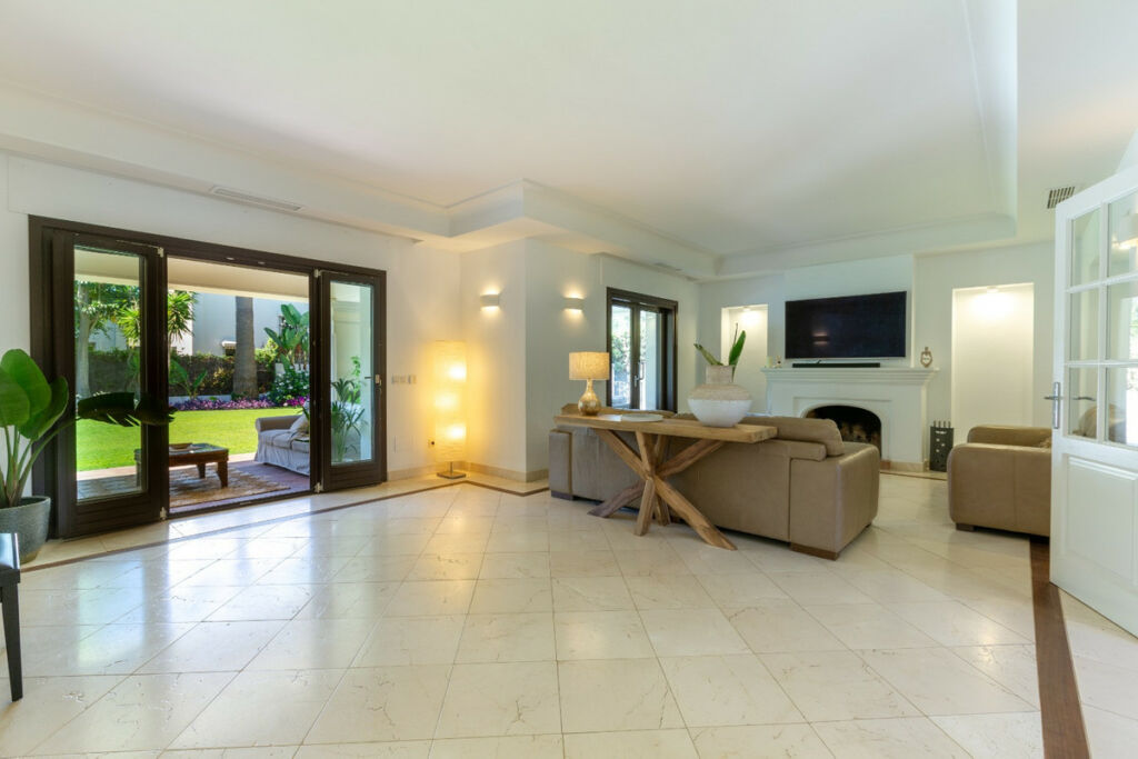 Detached Villa Guadalmina Baja Málaga - image 8