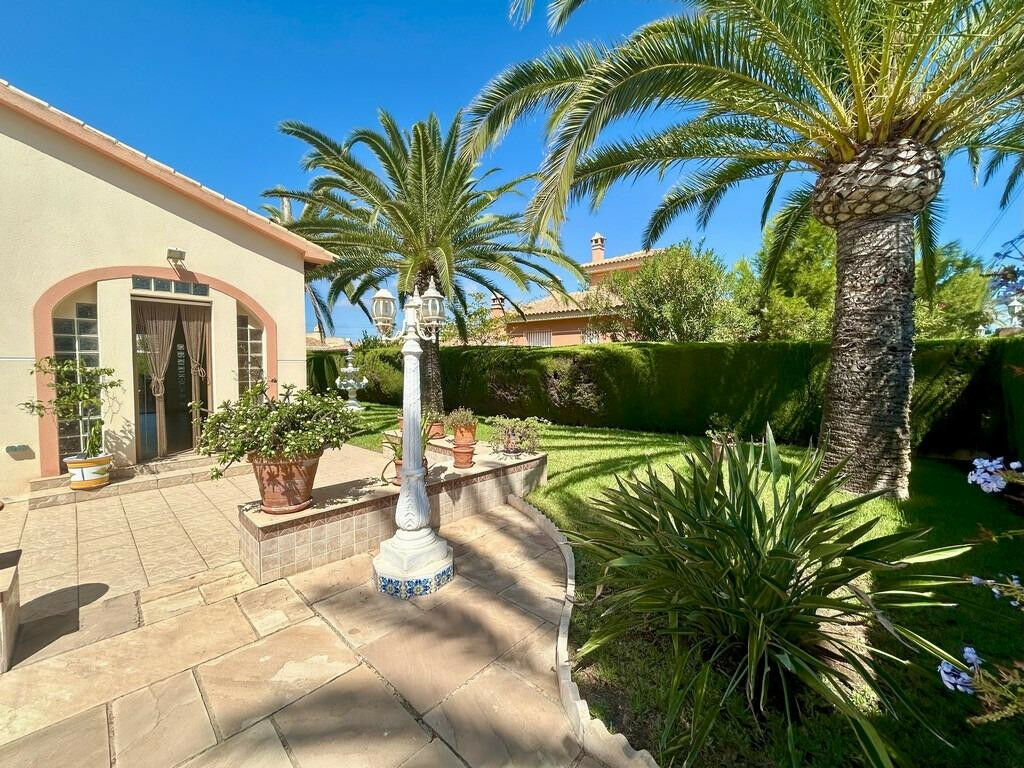 Detached Villa Cabo Roig Alicante - image 8