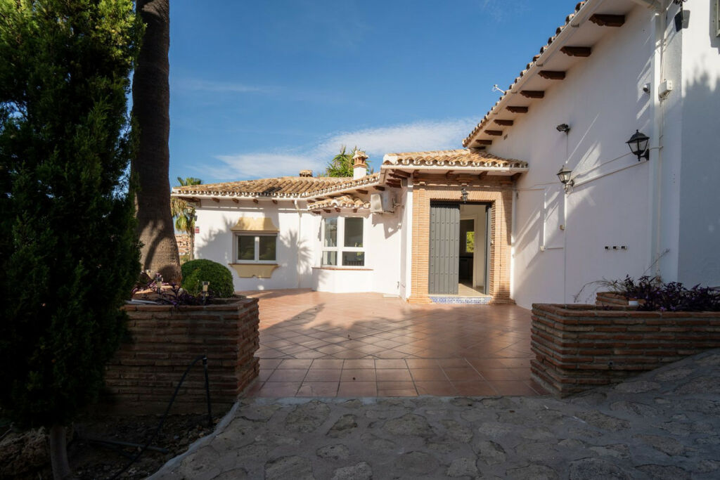 Detached Villa Riviera del Sol Málaga - image 8