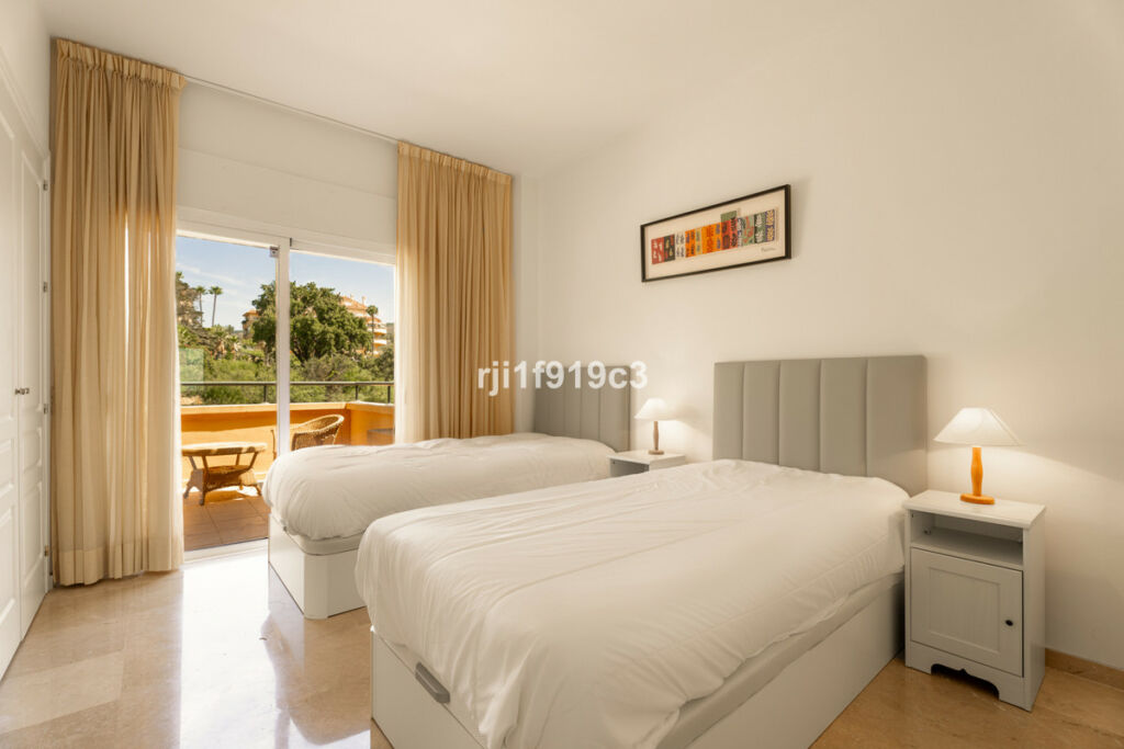 Middle Floor Apartment Elviria Málaga - image 8