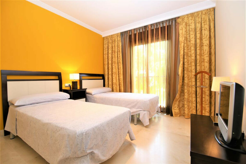 Middle Floor Apartment Estepona Málaga - image 8