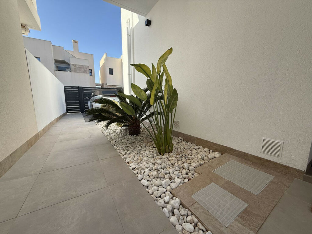Detached Villa Los Montesinos Alicante - image 9