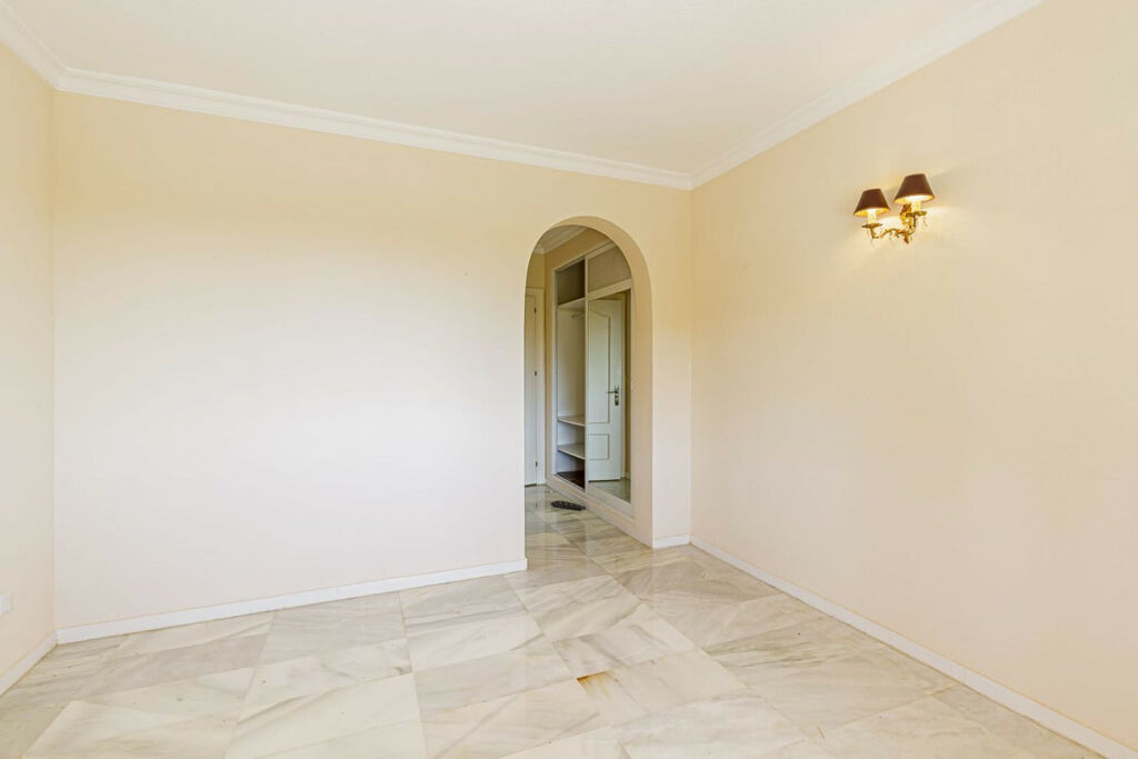 Ground Floor Apartment Benahavís Málaga - image 9
