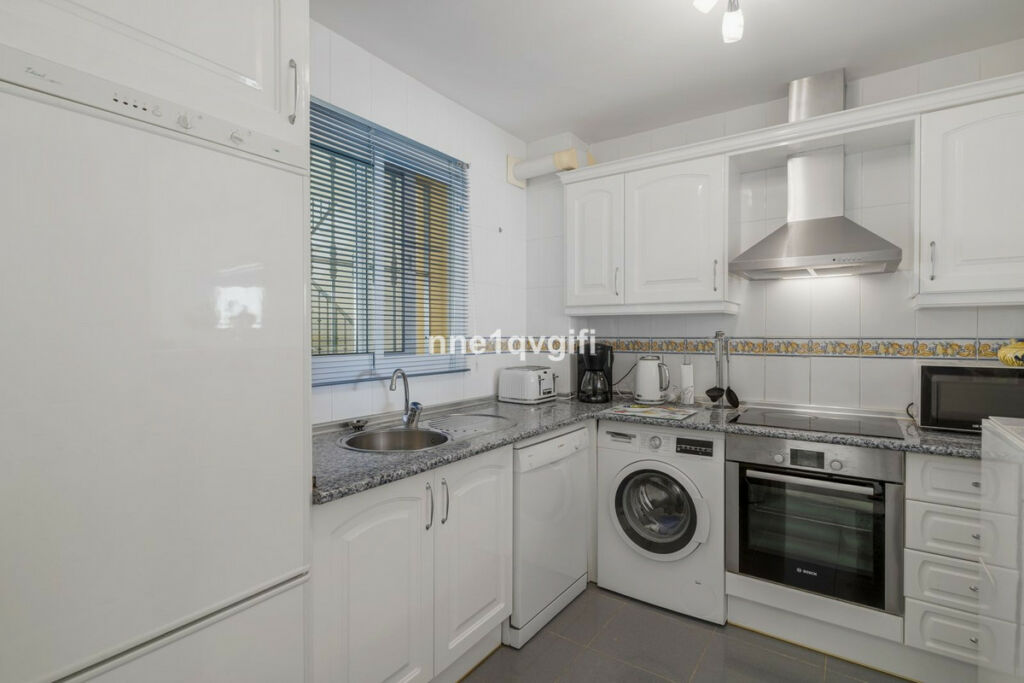 Middle Floor Apartment Calahonda Málaga - image 9