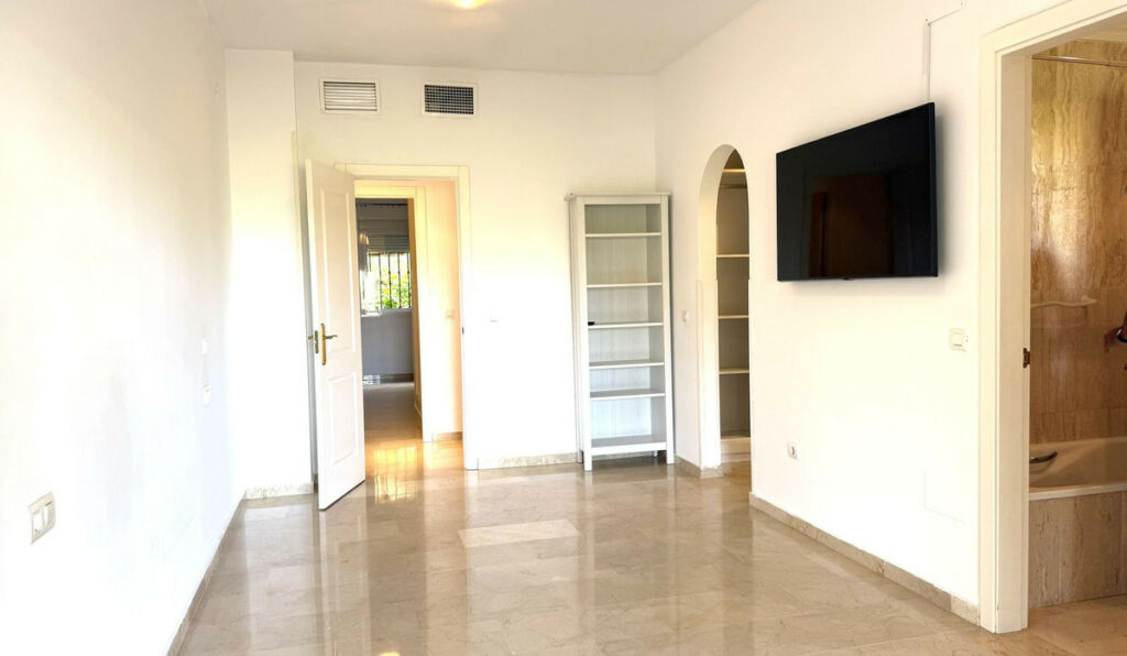 Ground Floor Apartment Elviria Málaga - image 9