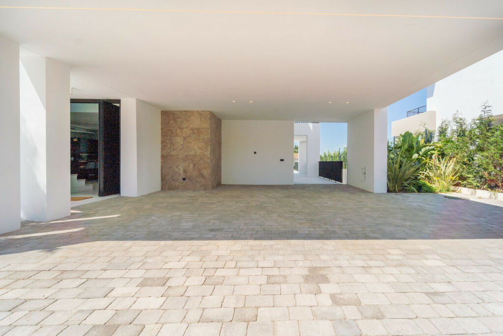 Detached Villa Nueva Andalucía Málaga - image 9