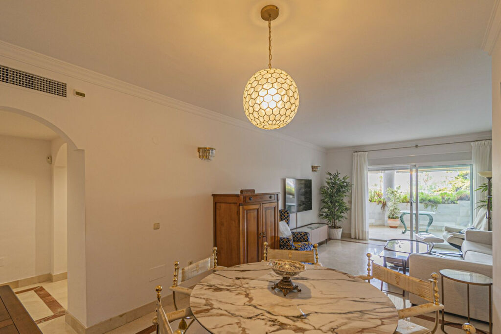 Middle Floor Apartment The Golden Mile Málaga - image 9