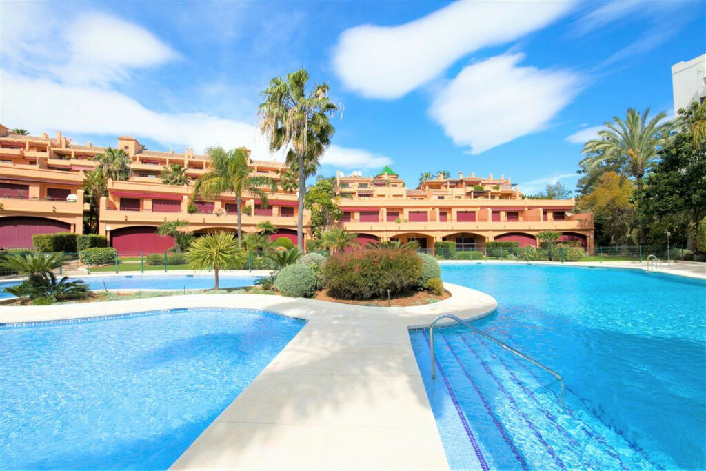 Middle Floor Apartment Estepona Málaga - image 9