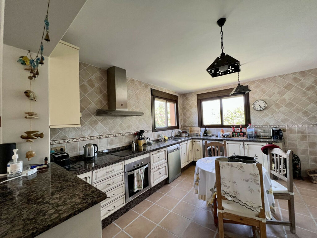 Detached Villa Estepona Málaga - image 9