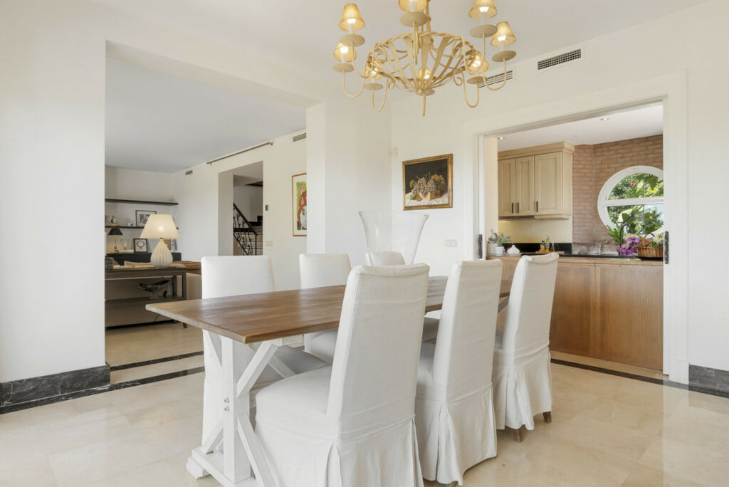 Detached Villa Nueva Andalucía Málaga - image 9
