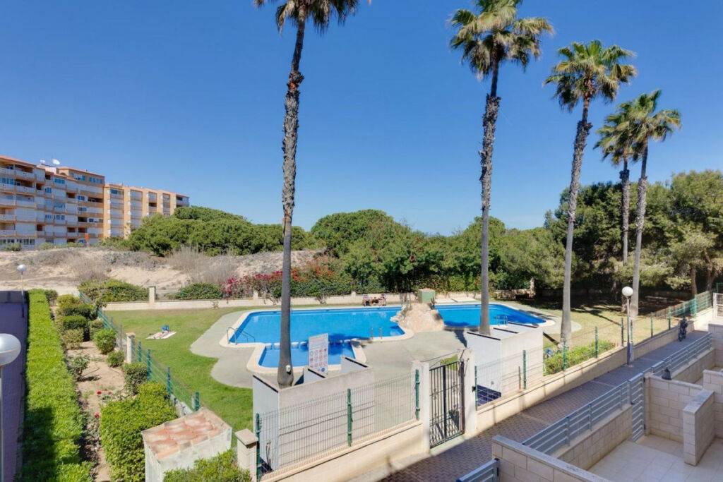 Middle Floor Apartment Torrevieja Alicante - image 9