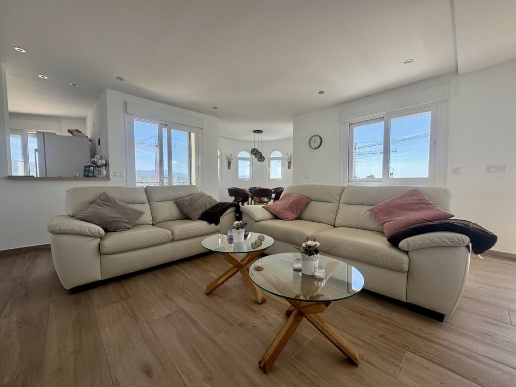 Detached Villa Estepona Málaga - image 9
