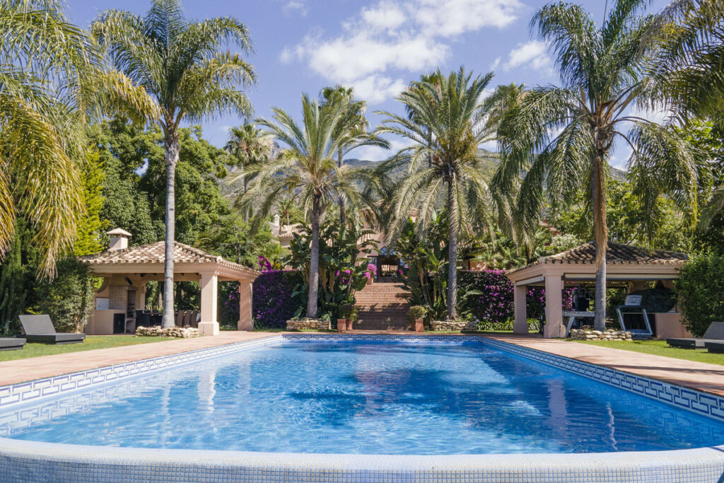 Detached Villa Sierra Blanca Málaga - image 9